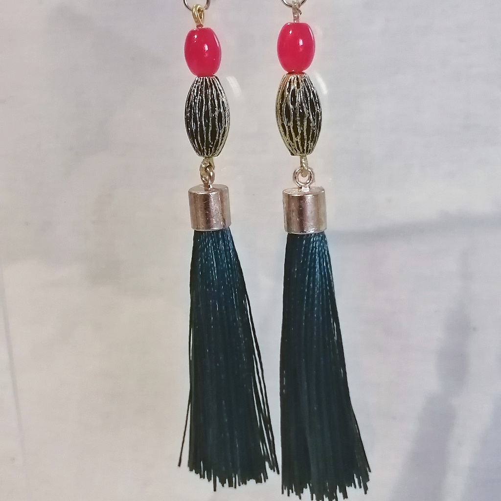 さくらんぼカラーのタッセルピアス