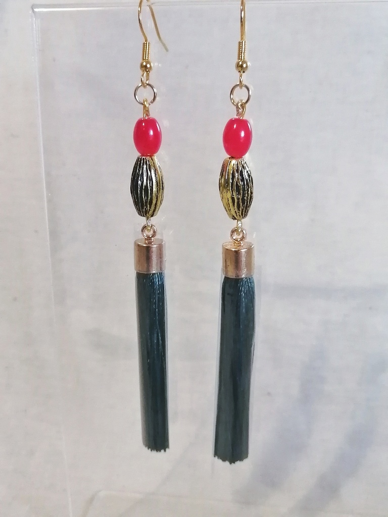 さくらんぼカラーのタッセルピアス