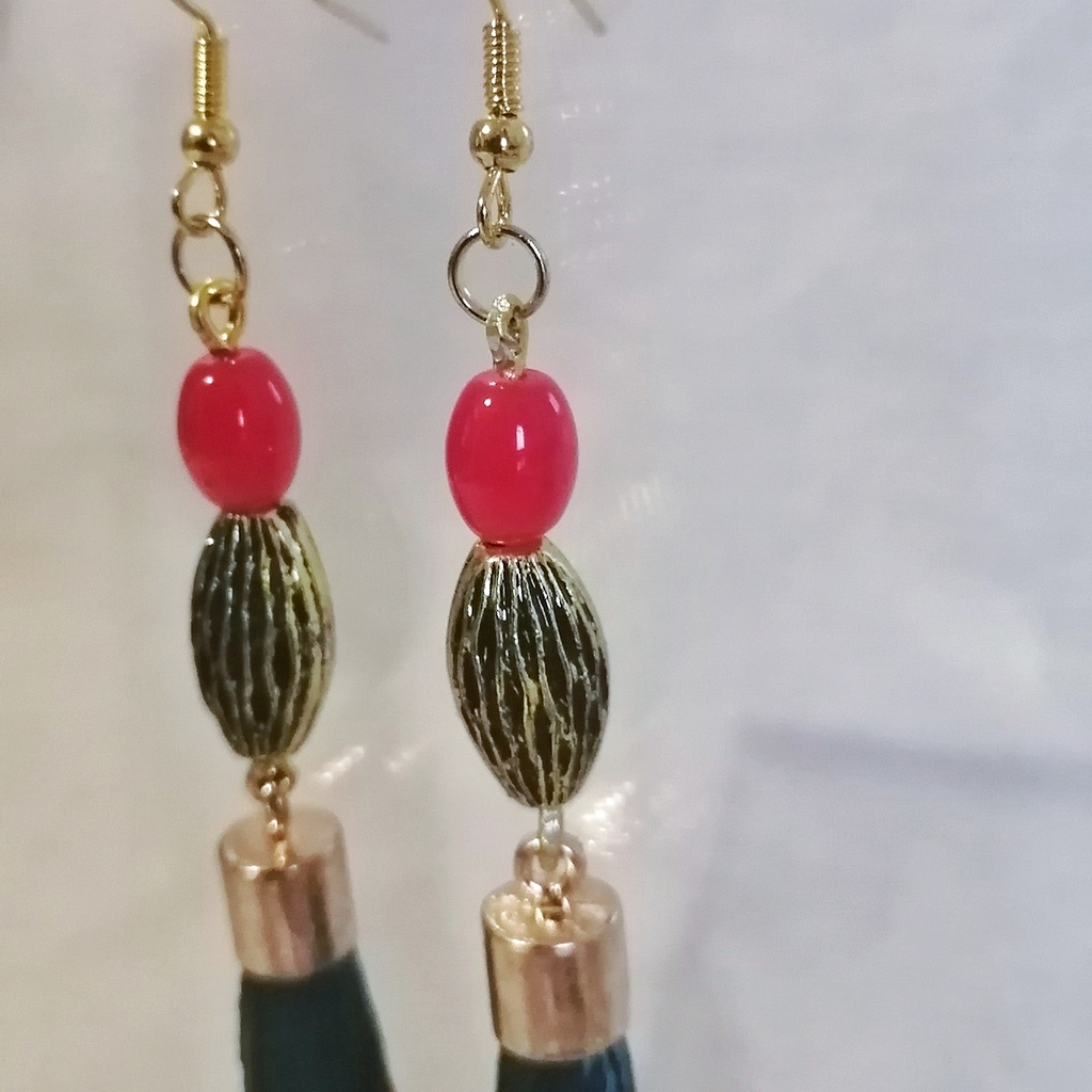 さくらんぼカラーのタッセルピアス