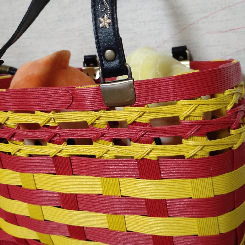 透かし編みのかごバッグ