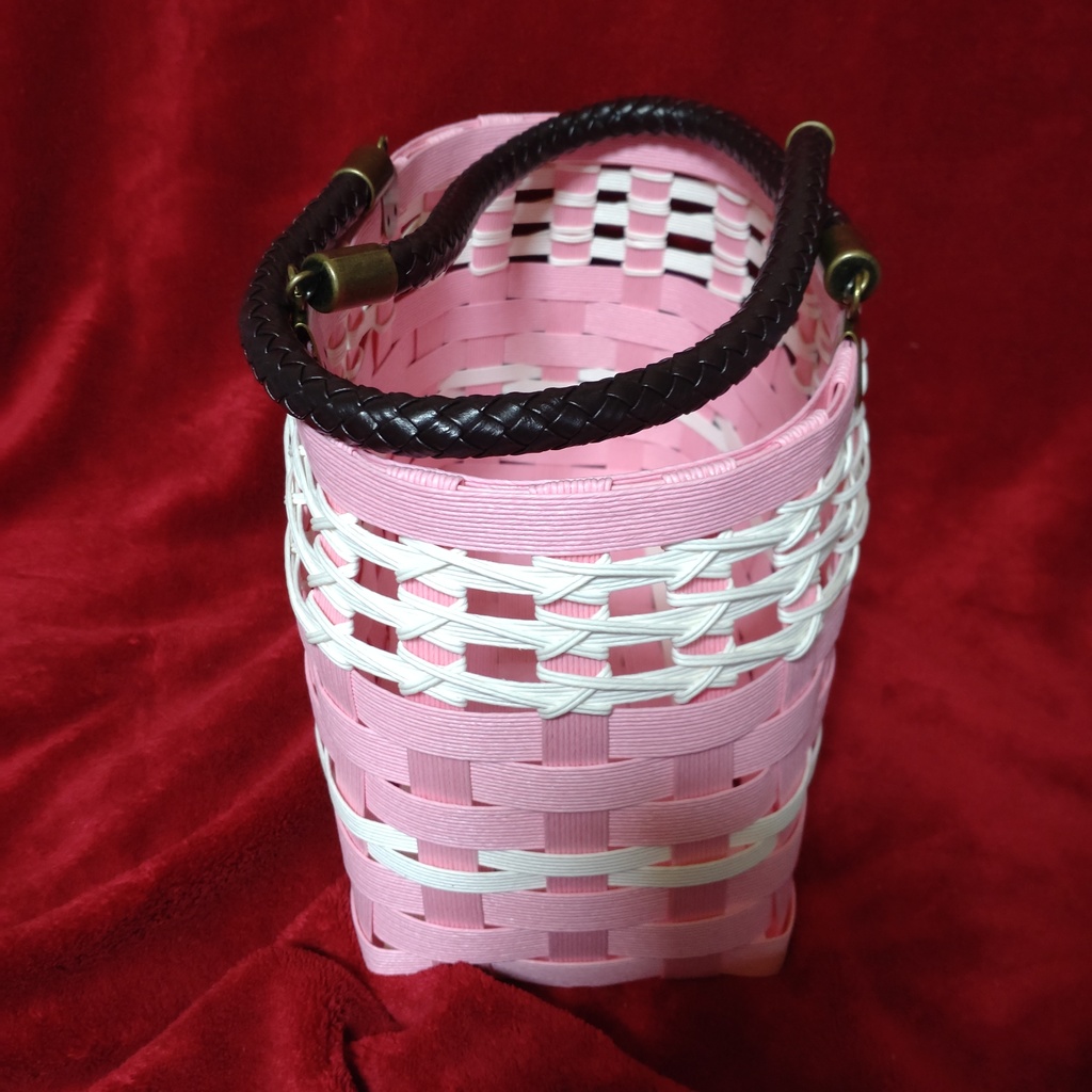 透かし編みのかごバッグ