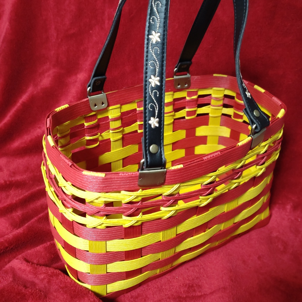 透かし編みのかごバッグ