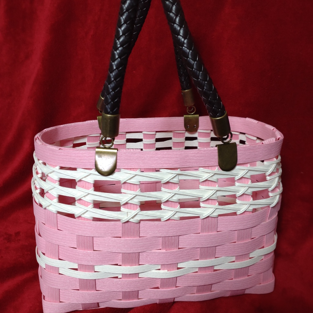 透かし編みのかごバッグ