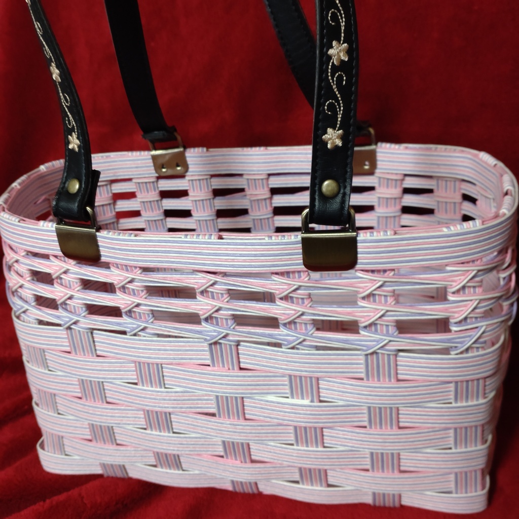 透かし編みのかごバッグ