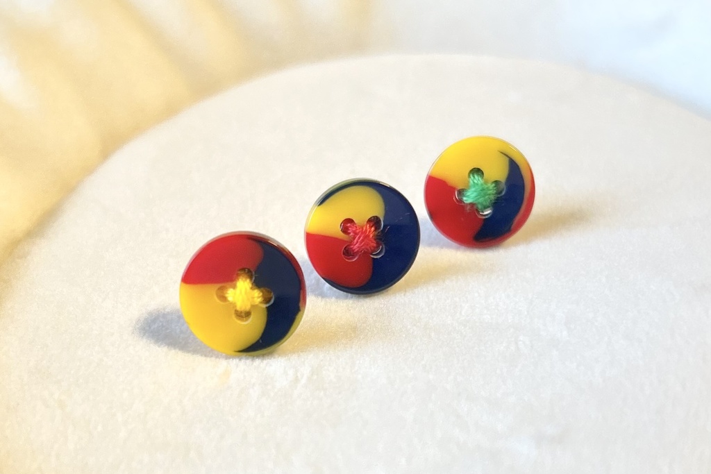 つまの目ボタンピアス(ラスタカラー)