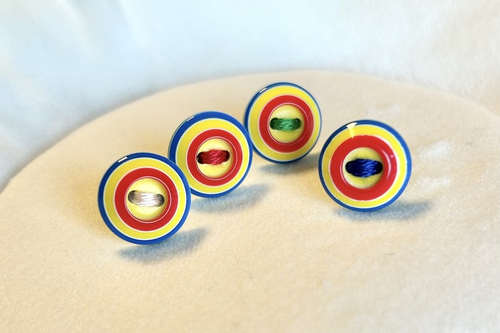 つまの目ボタンピアス(ナポリ)
