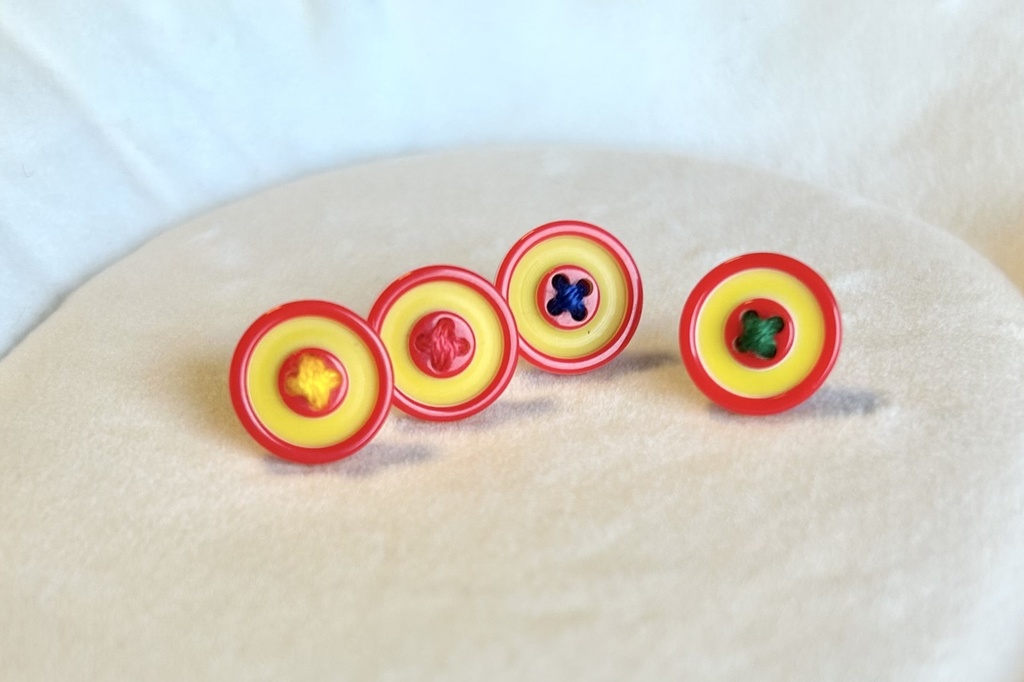 つまの目ボタンピアス(二重まる)
