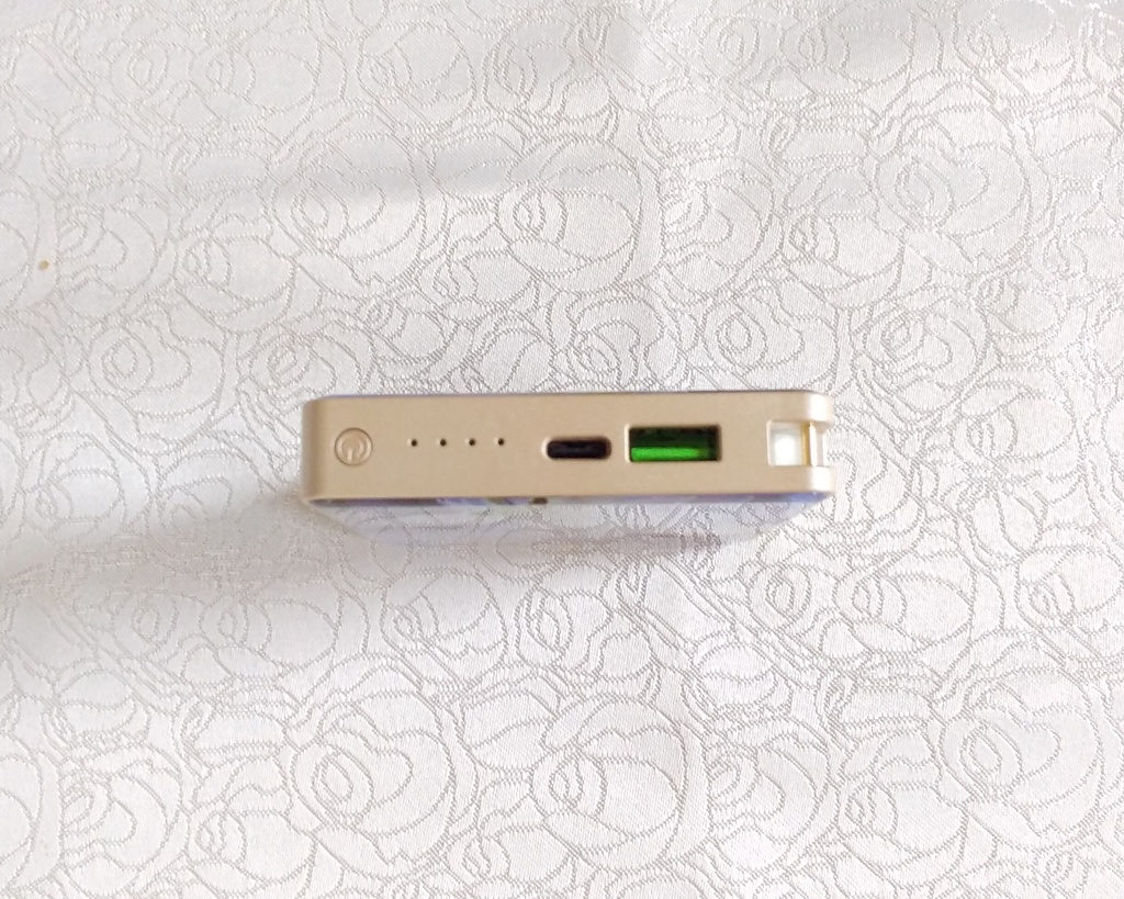 モバイルバッテリー LILY