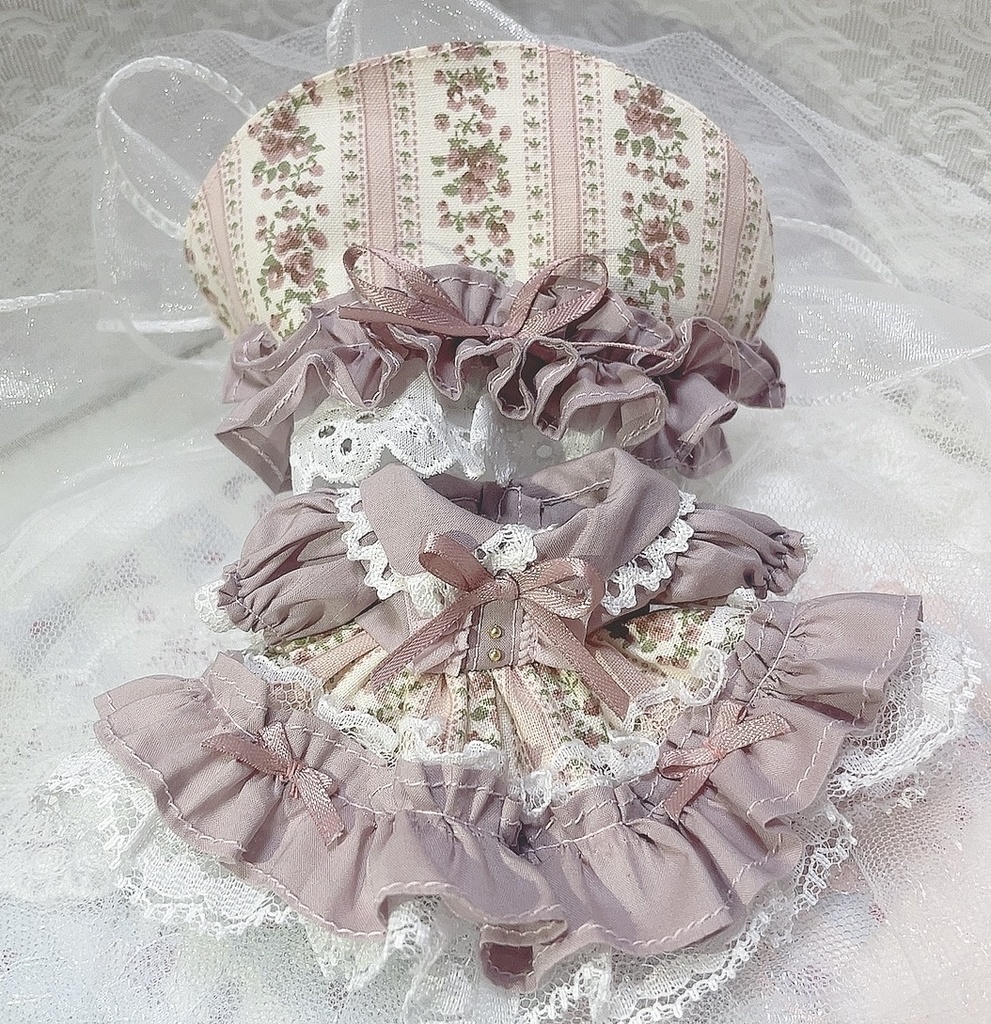 オールドローズの花柄ワンピース