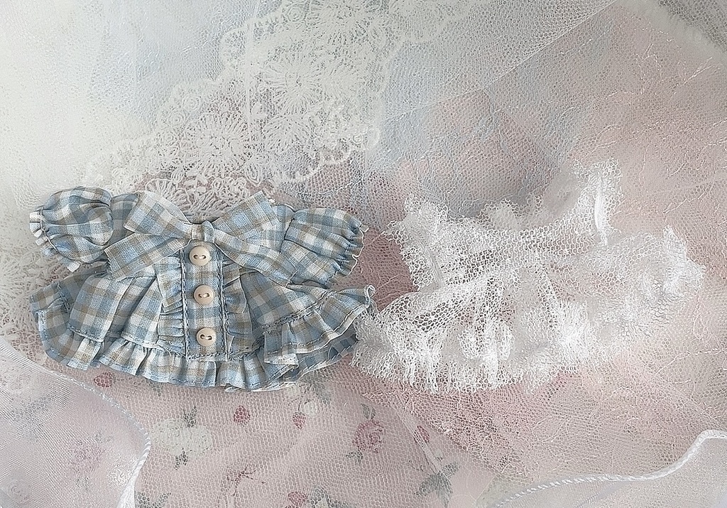 チェックのリボンシャツワンピ と チュールレイヤードワンピ