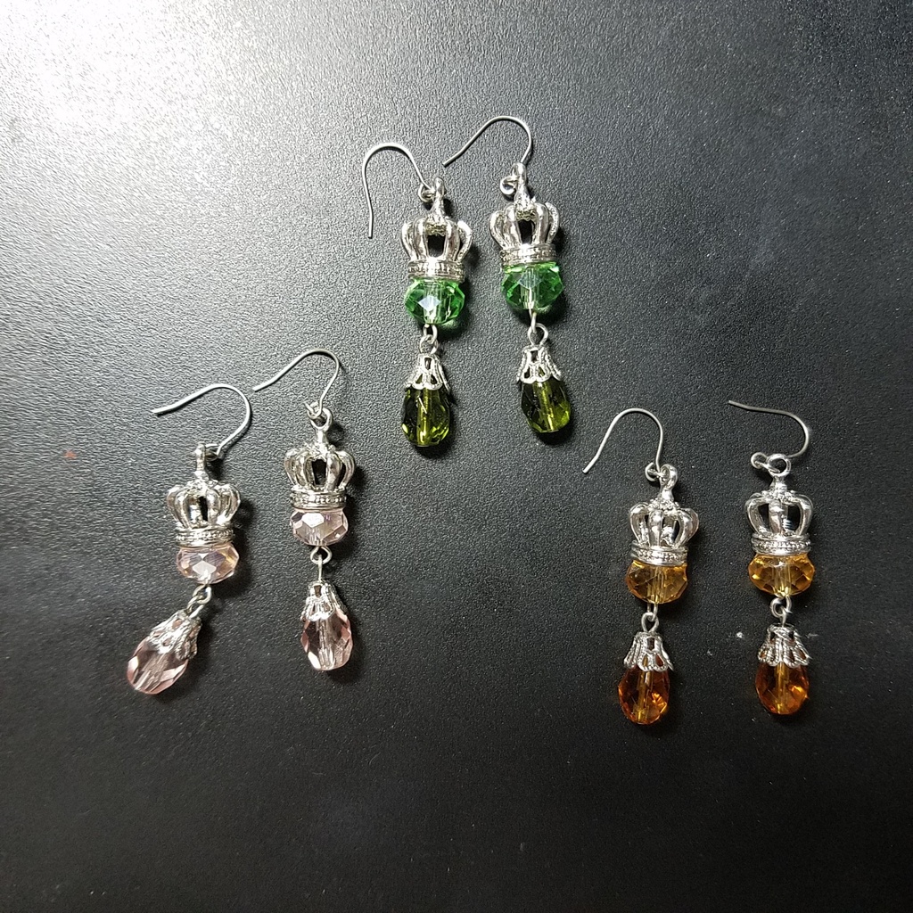 王冠とガラスビーズのピアス