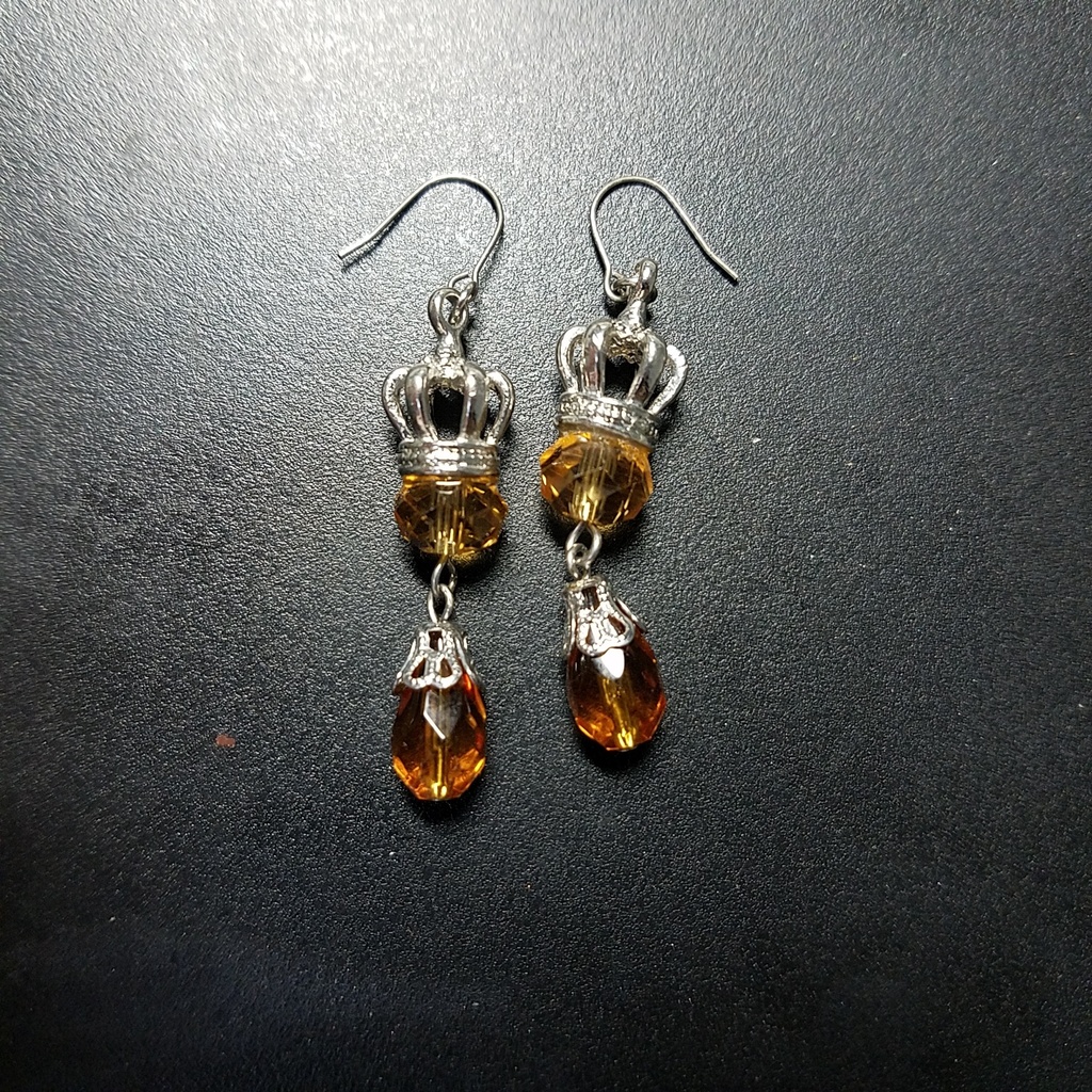 王冠とガラスビーズのピアス