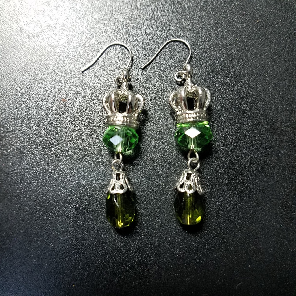 王冠とガラスビーズのピアス