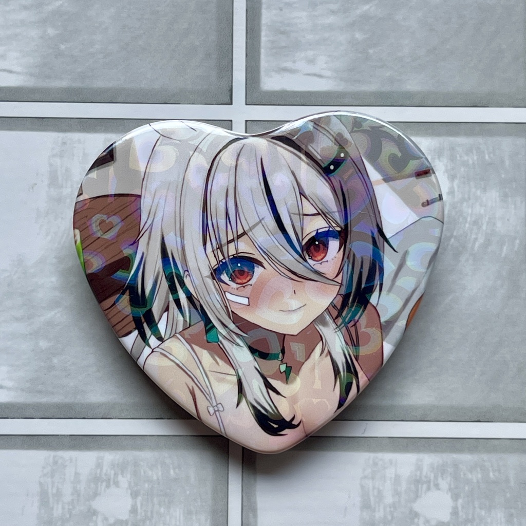 ハート型缶バッジ 上目遣い豊胸クシナ