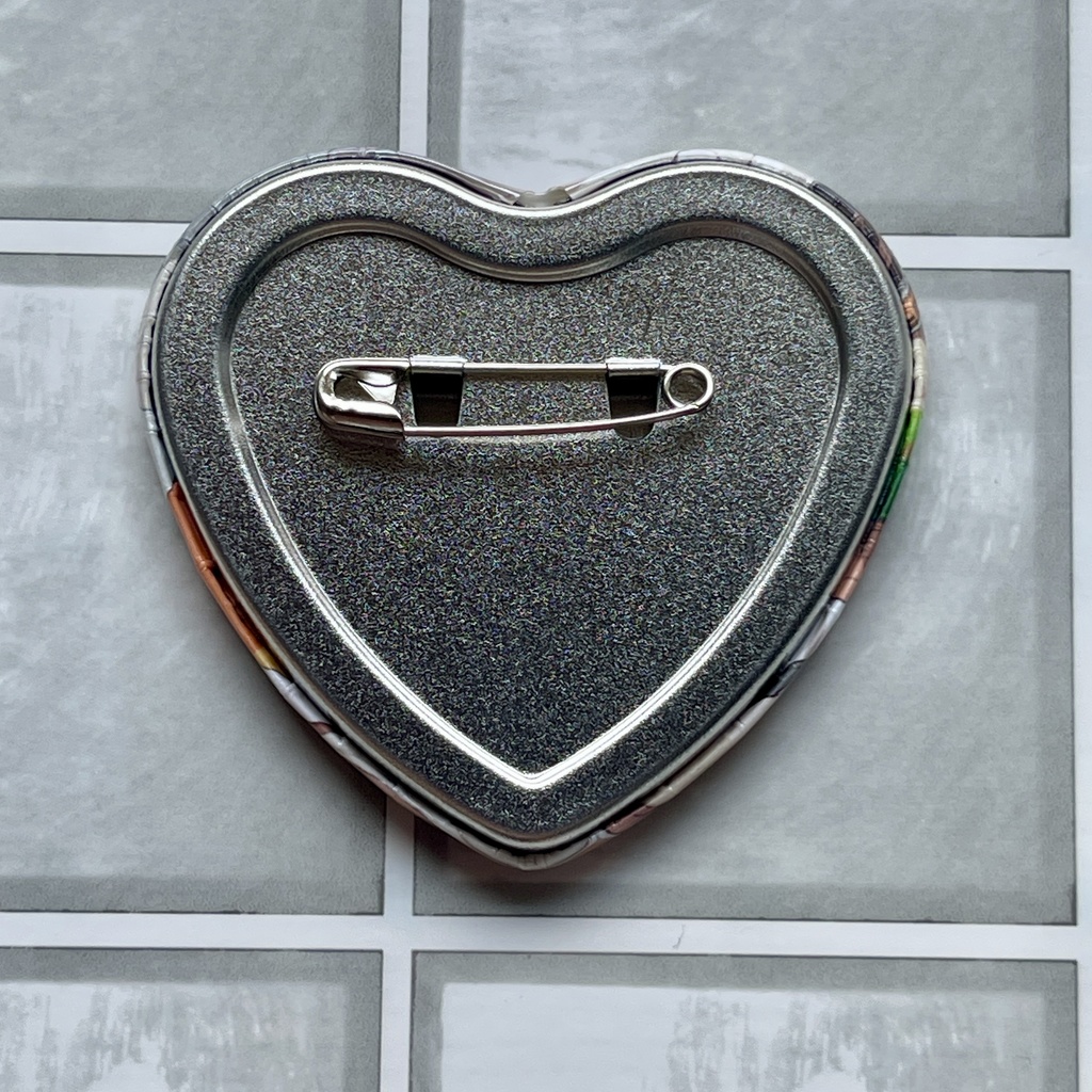 ハート型缶バッジ 上目遣い豊胸クシナ