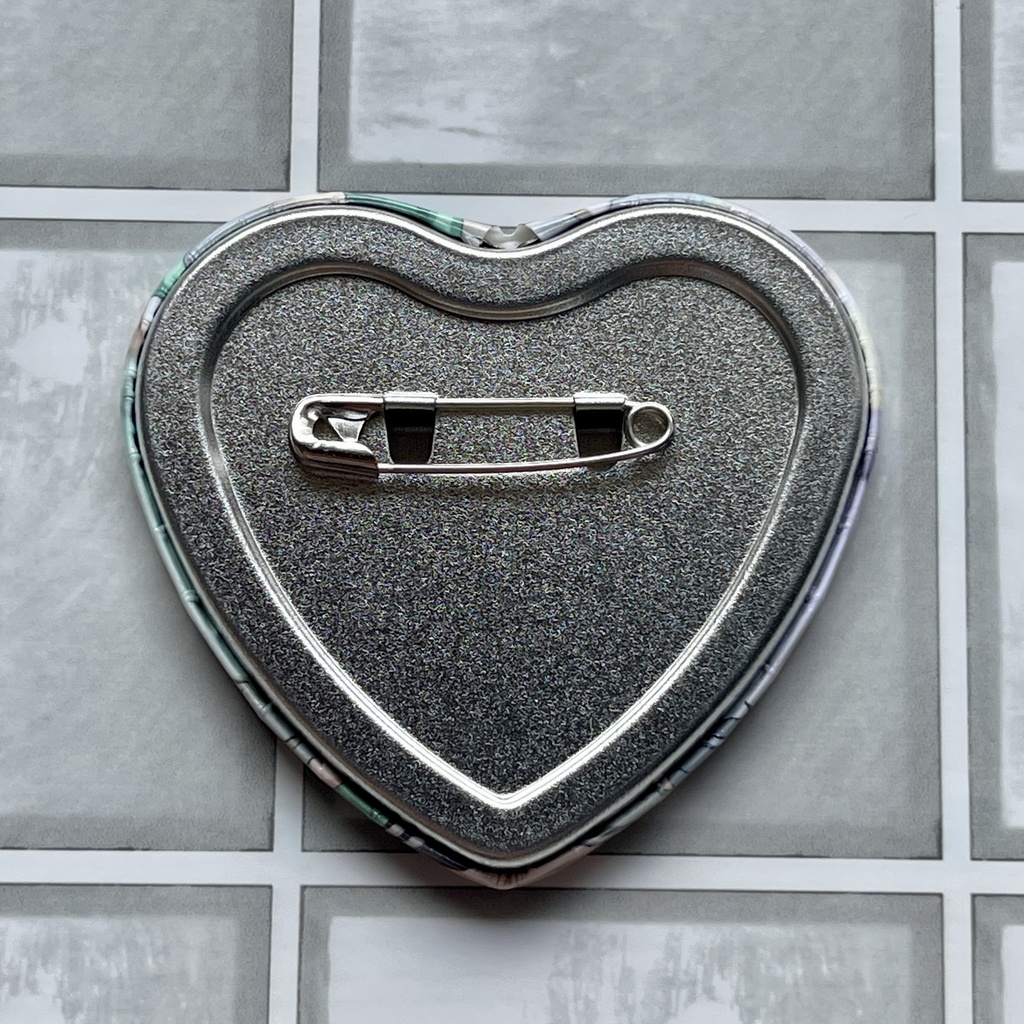 ハート型缶バッジ ソファでまったりクシナ