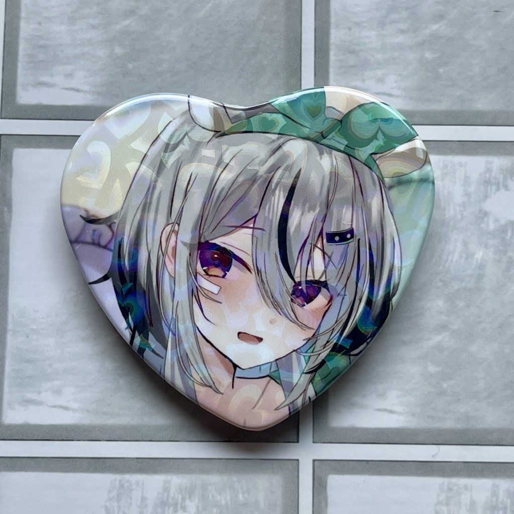 ハート型缶バッジ ソファでまったりクシナ