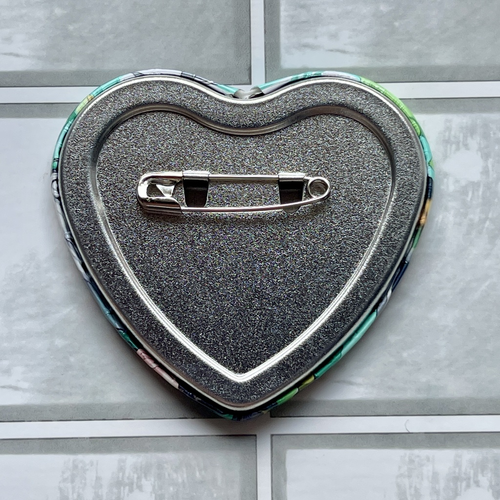 ハート型缶バッジ 魔法使い杖振りかざしクシナ