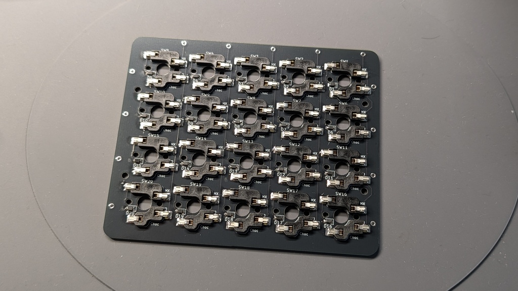 17mmピッチの5列4行のプロトタイプキーボード用基板 ptkb5x4-17