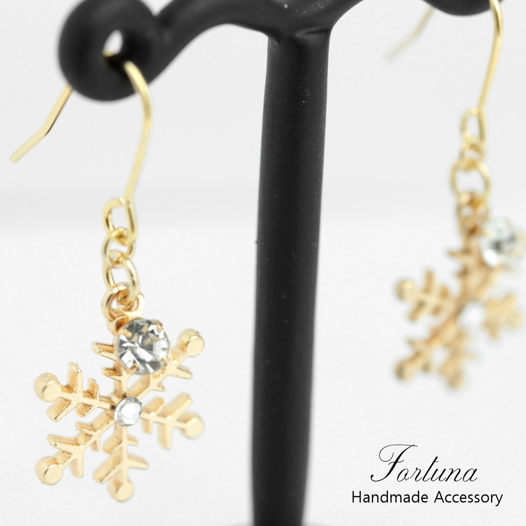 揺れる雪の結晶ピアス(96) ピアス/イヤリング/ノンホールピアス/樹脂ピアス