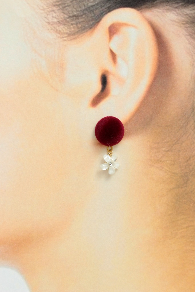 赤×白い花のピアス(176) ピアス/ノンホールピアス/樹脂ピアス
