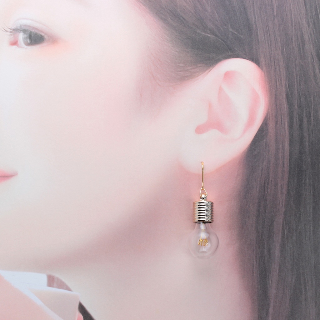 電球(378) ピアス/イヤリング/ノンホールピアス/樹脂ピアス