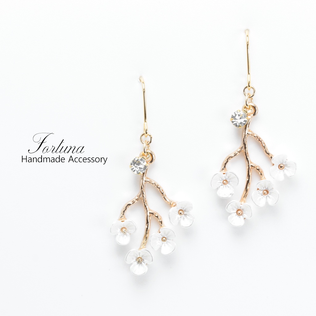 白い小花(487) ピアス/イヤリング/ノンホールピアス/樹脂ピアス