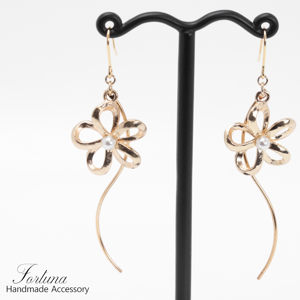 パールフラワー(495) ピアス/イヤリング/ノンホールピアス/樹脂ピアス