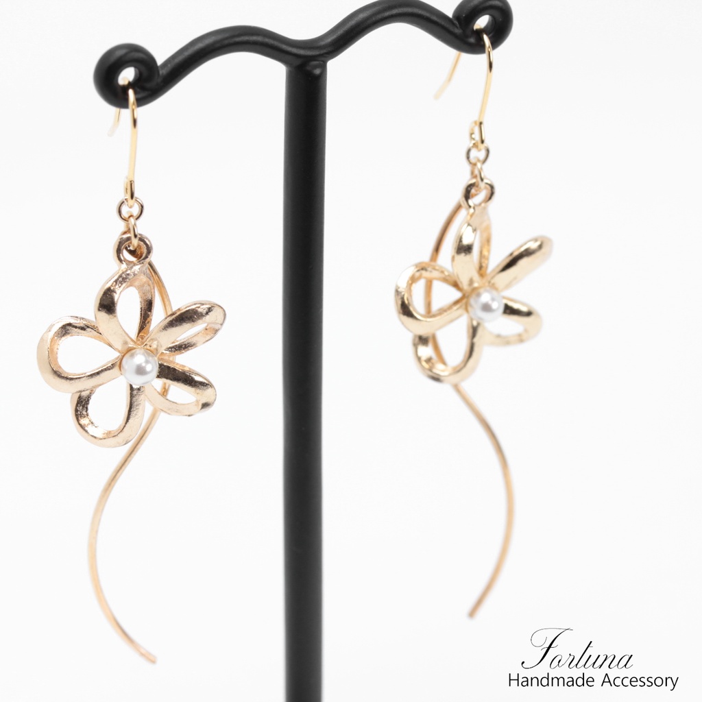パールフラワー(495) ピアス/イヤリング/ノンホールピアス/樹脂ピアス