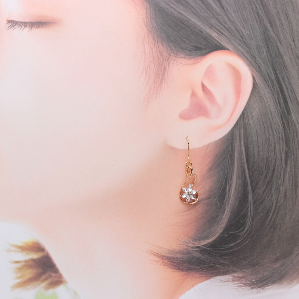 クリスタルフラワー(567) ピアス/イヤリング/ノンホールピアス/樹脂ピアス