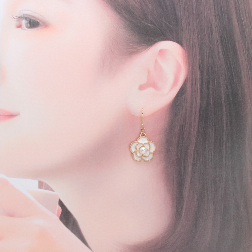 WHITE FLOWER(612) ピアス/イヤリング/ノンホールピアス/樹脂ピアス