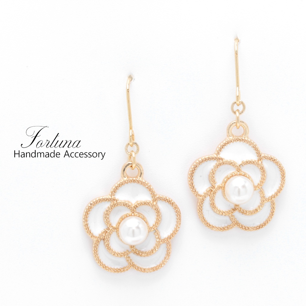 WHITE FLOWER(612) ピアス/イヤリング/ノンホールピアス/樹脂ピアス