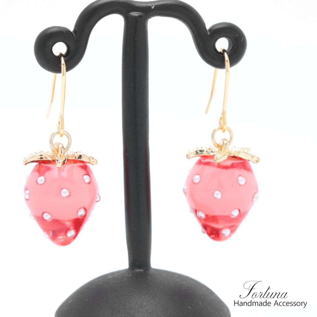 揺れるいちご(649) ピアス/イヤリング/ノンホールピアス/樹脂ピアス