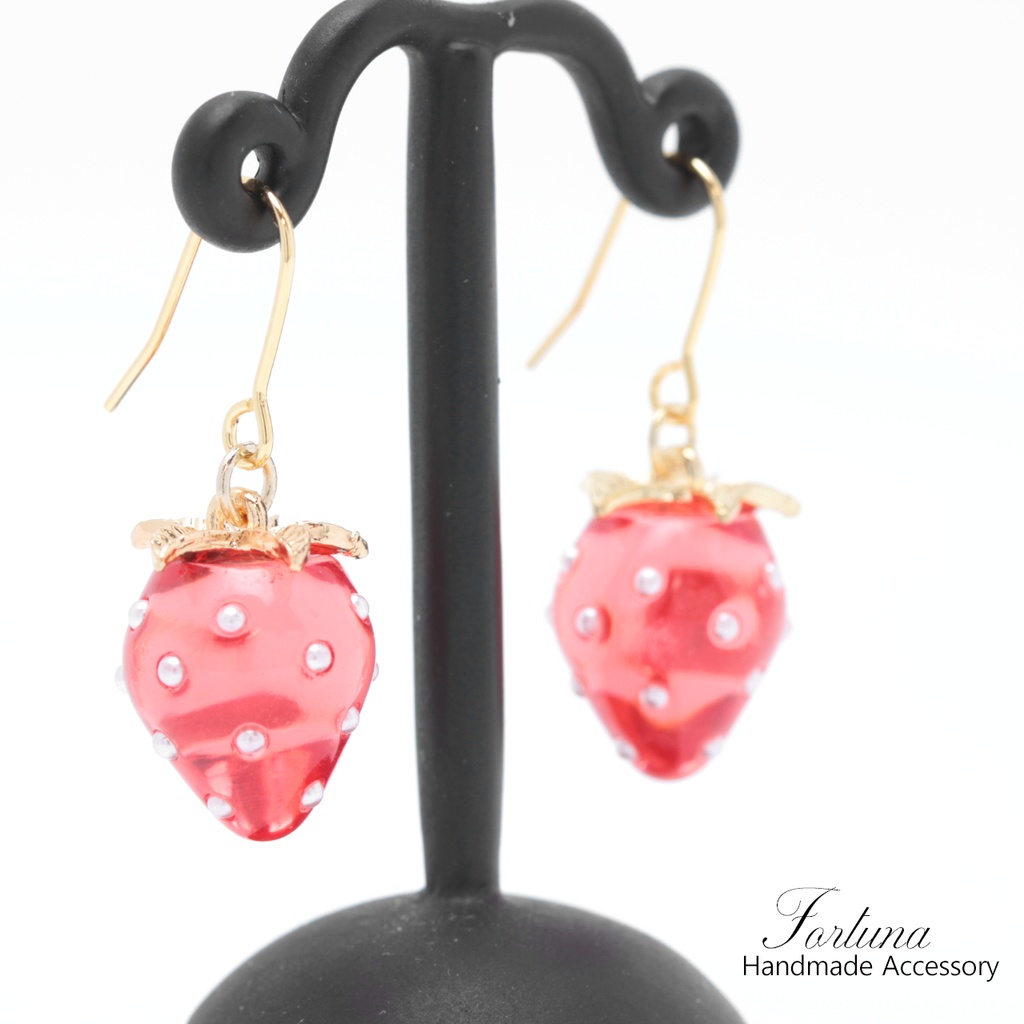 揺れるいちご(649) ピアス/イヤリング/ノンホールピアス/樹脂ピアス