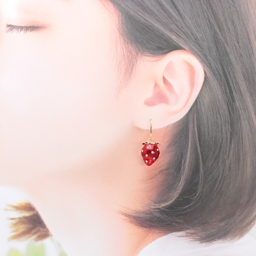 揺れるいちご(649) ピアス/イヤリング/ノンホールピアス/樹脂ピアス