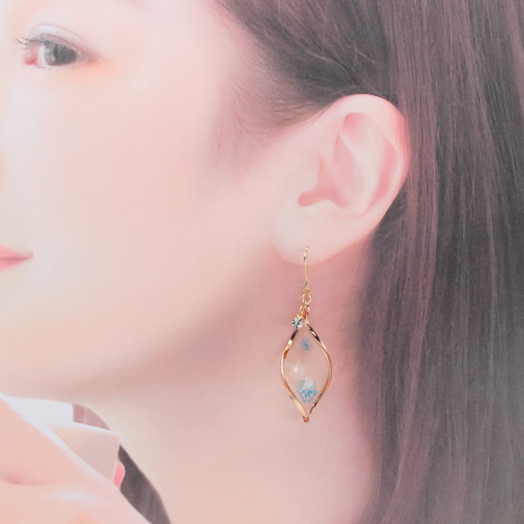 落ちる雪(705) ピアス/イヤリング/ノンホールピアス/樹脂ピアス