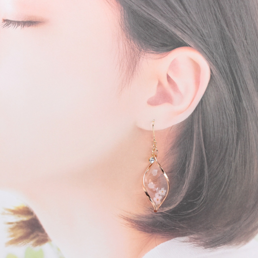 落ちる桜(745) ピアス/イヤリング/ノンホールピアス/樹脂ピアス