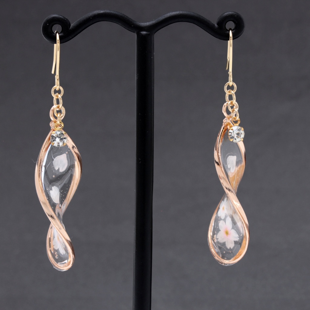落ちる桜(745) ピアス/イヤリング/ノンホールピアス/樹脂ピアス