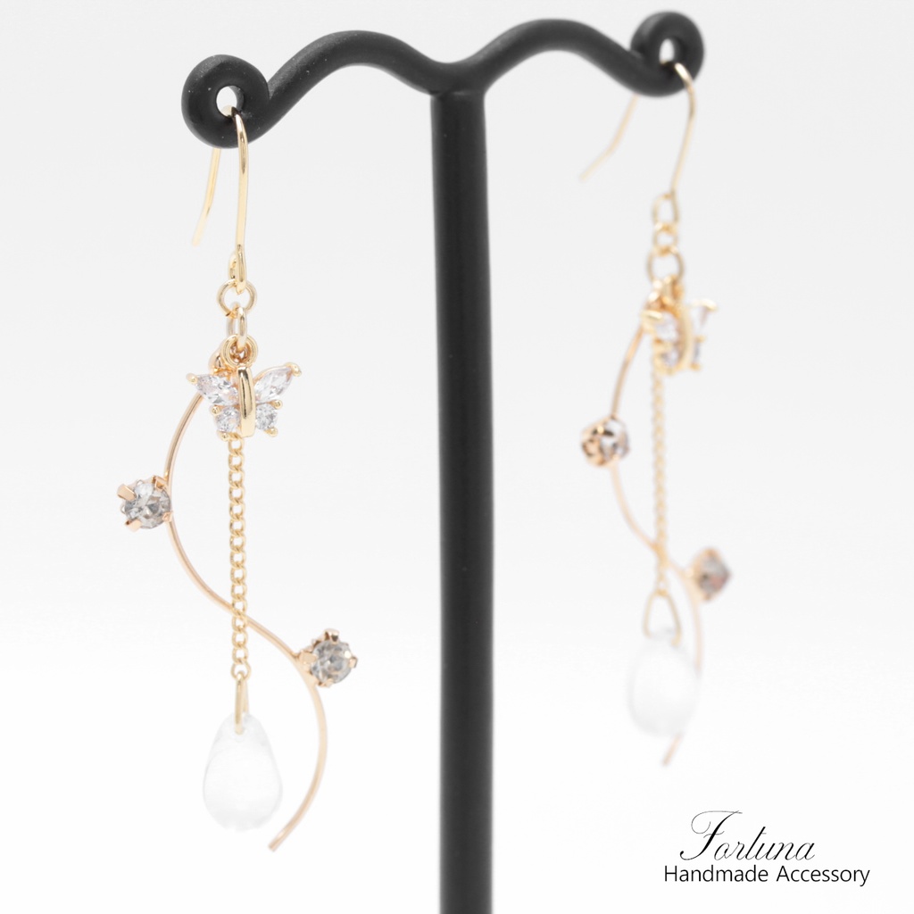 小さな蝶と揺れる雫(767) ピアス/イヤリング/ノンホールピアス/樹脂ピアス