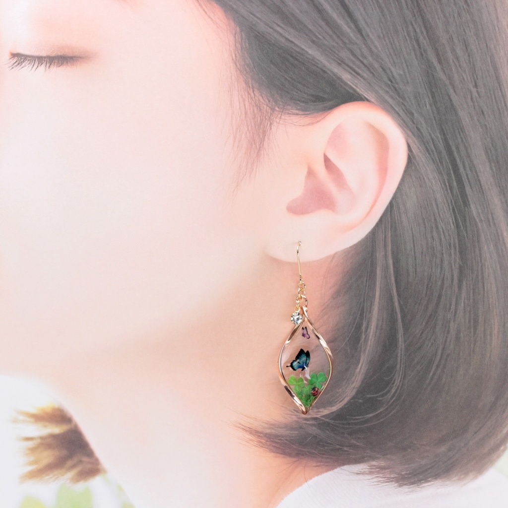 クローバーと蝶(790) ピアス/イヤリング/ノンホールピアス/樹脂ピアス