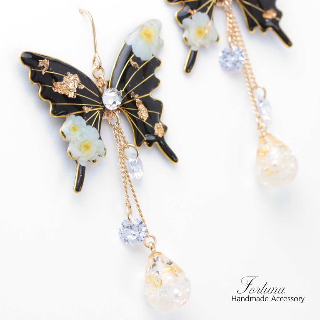 胡蝶~White Camellia~(c14) ピアス/イヤリング/ノンホールピアス/樹脂ピアス