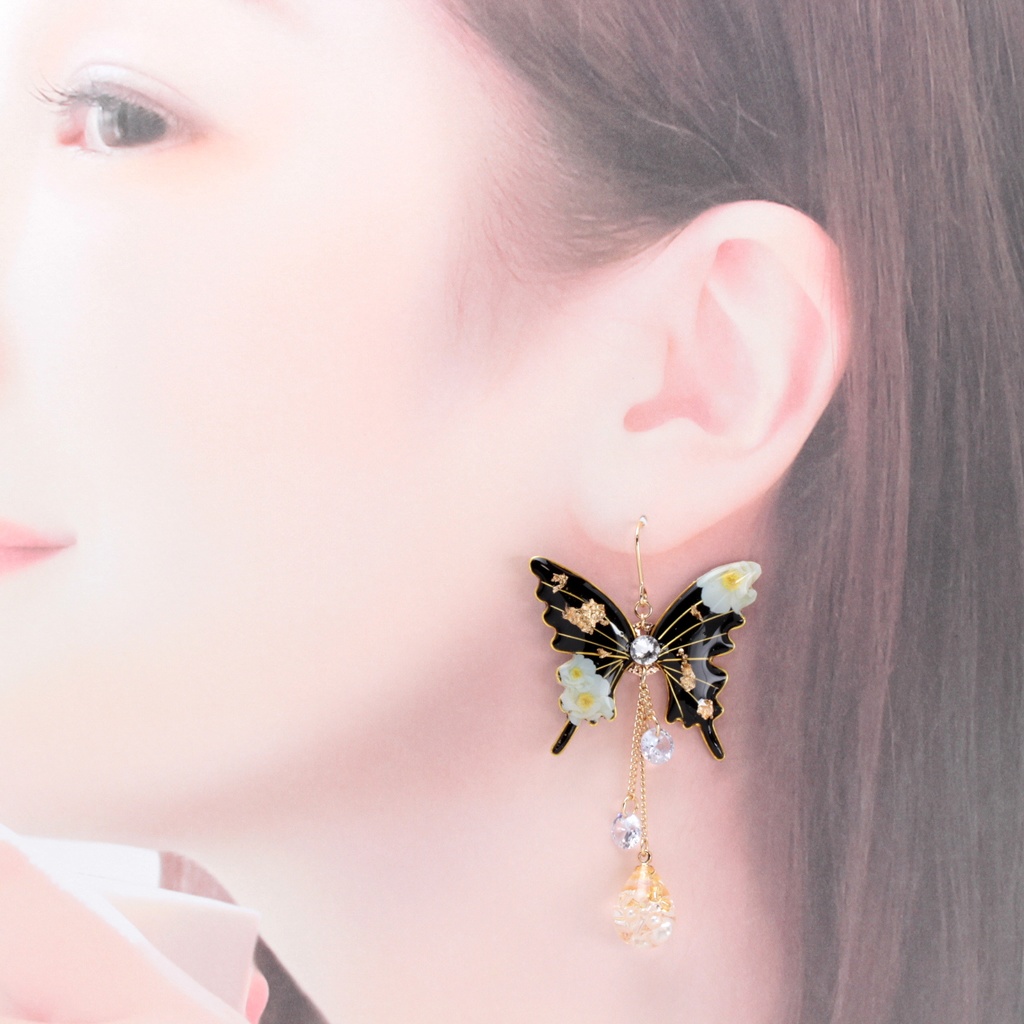 胡蝶~White Camellia~(c14) ピアス/イヤリング/ノンホールピアス/樹脂ピアス