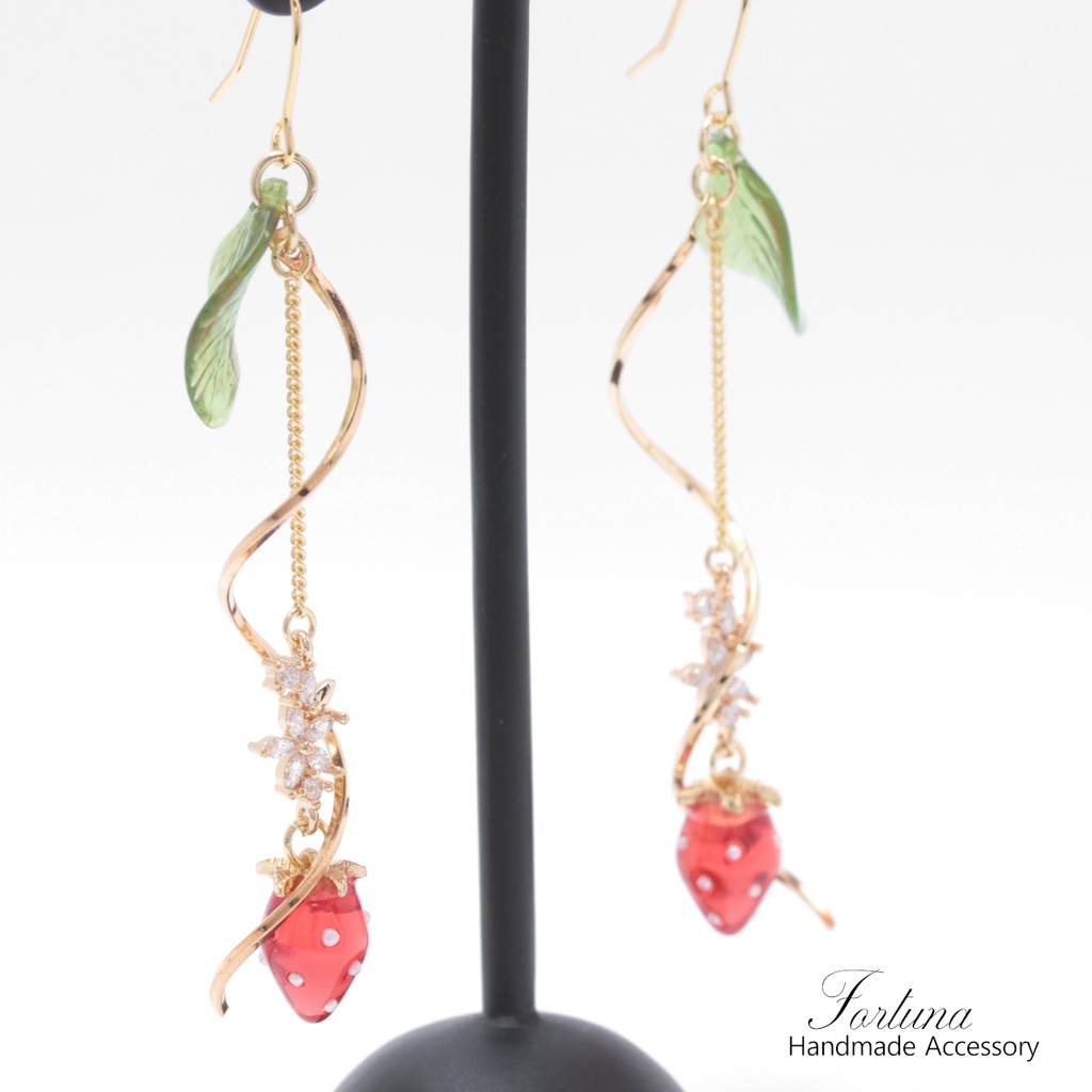 フープ×いちご(a931) ピアス/イヤリング/ノンホールピアス/樹脂ピアス