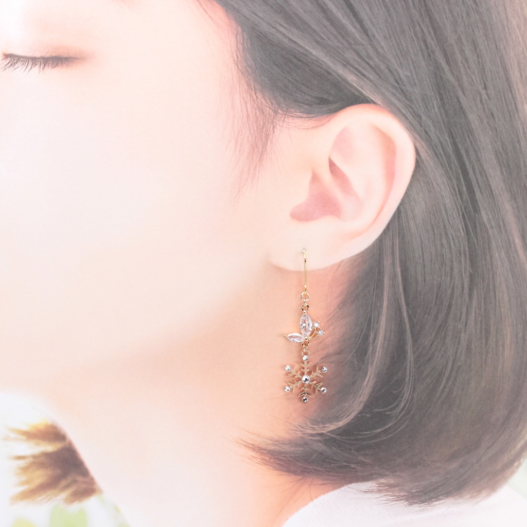 冬の蝶(940) ピアス/イヤリング/ノンホールピアス/樹脂ピアス