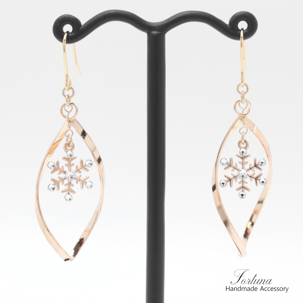 揺れる雪の結晶(954) ピアス/イヤリング/ノンホールピアス/樹脂ピアス