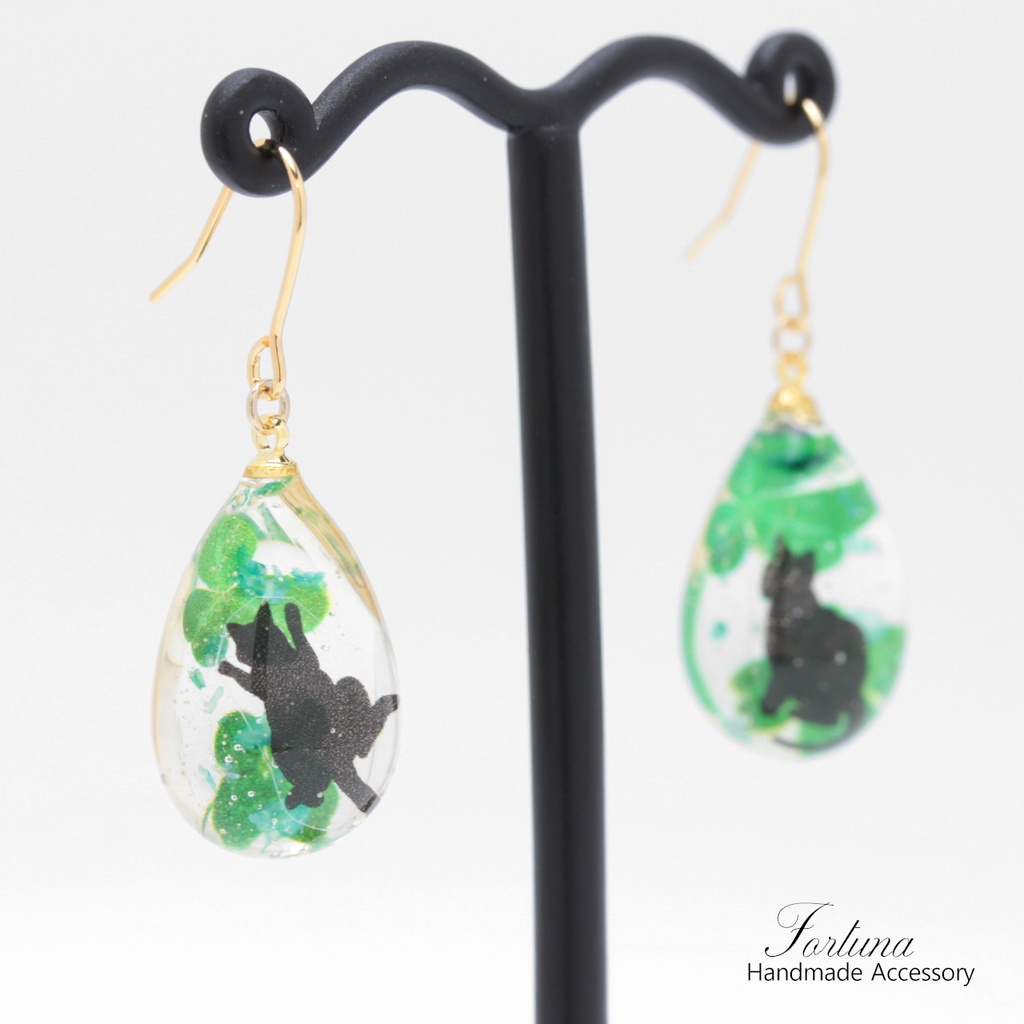 クローバーと猫(1019) ピアス/イヤリング/ノンホールピアス/樹脂ピアス
