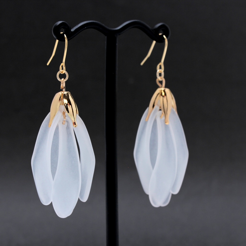 揺れるPetal(1033) ピアス/イヤリング/ノンホールピアス/樹脂ピアス