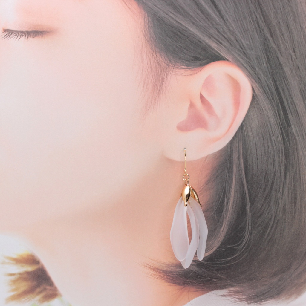 揺れるPetal(1033) ピアス/イヤリング/ノンホールピアス/樹脂ピアス