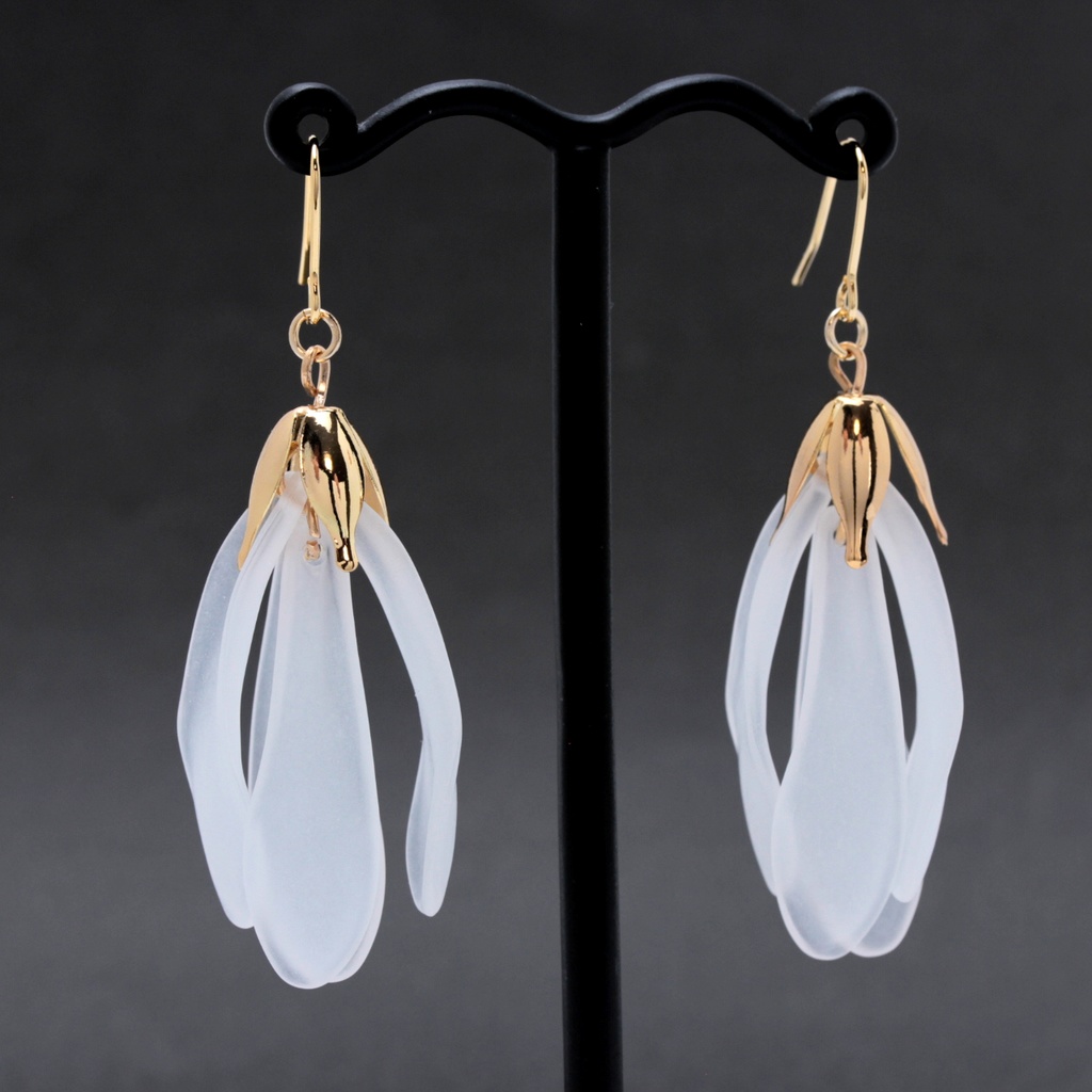 揺れるPetal(1033) ピアス/イヤリング/ノンホールピアス/樹脂ピアス