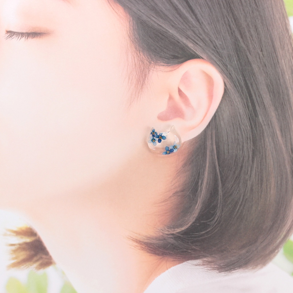 ブルーフラワーのねこ(1106) ピアス/ノンホールピアス/樹脂ピアス